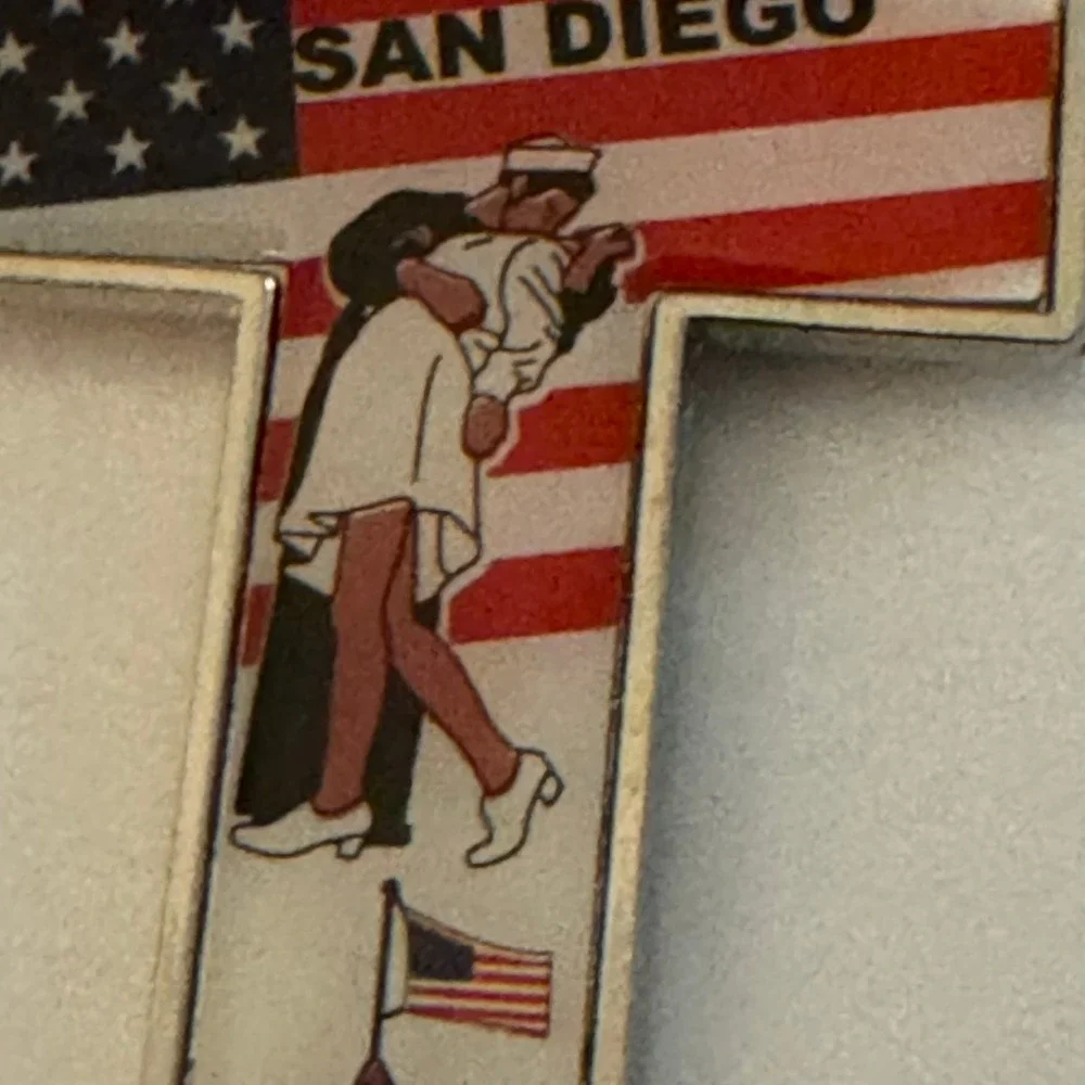 San Diego Souvenir Keychain US Navy Kissing Sailor VJ Day‎ Landmark